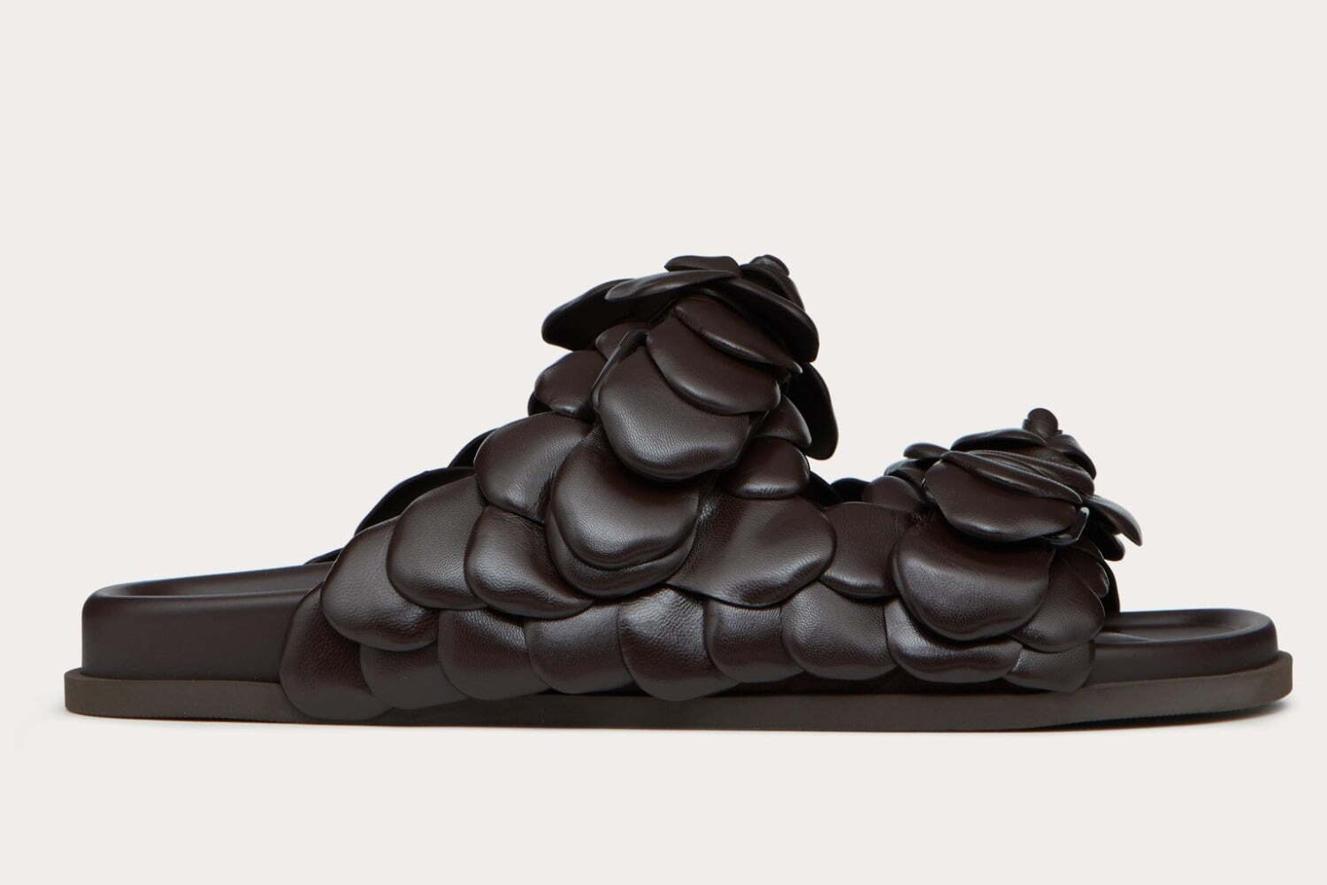 ヴァレンティノのメンズサンダル、“バラ”を象ったレザーサンダルや