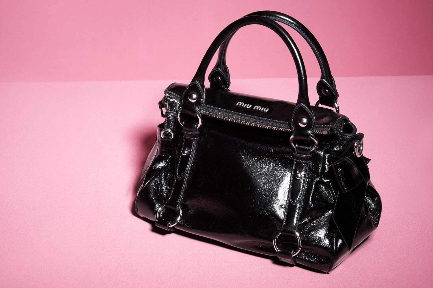 ミュウミュウの新作バッグ、サイドリボンのヴィンテージ風レザーバッグ