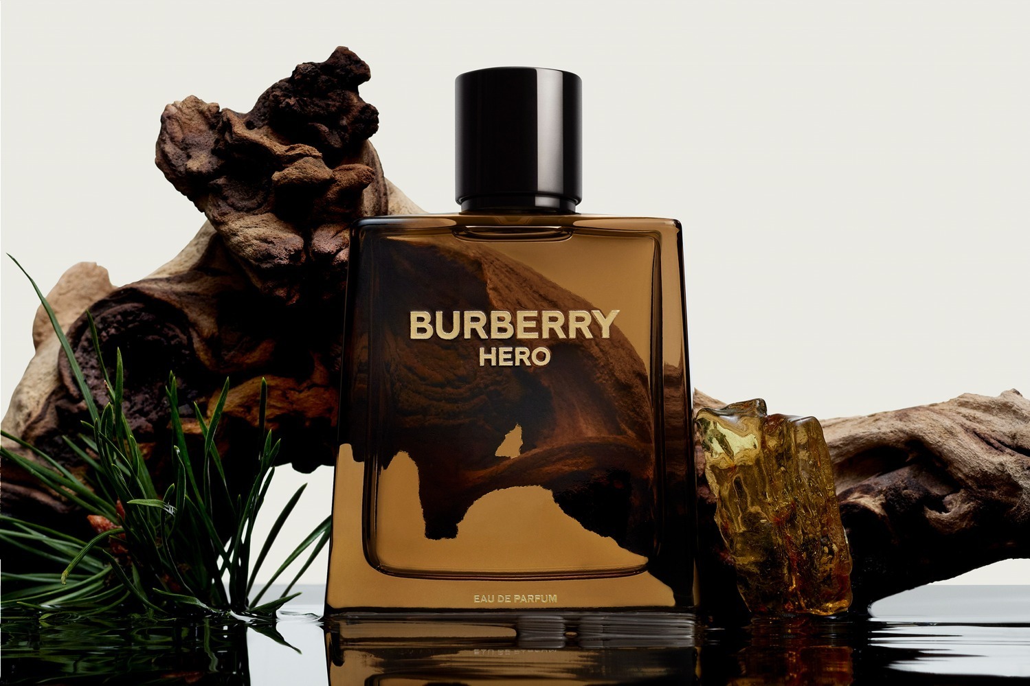 バーバリー新メンズ香水「ヒーロー オードパルファム」“松葉”から着想