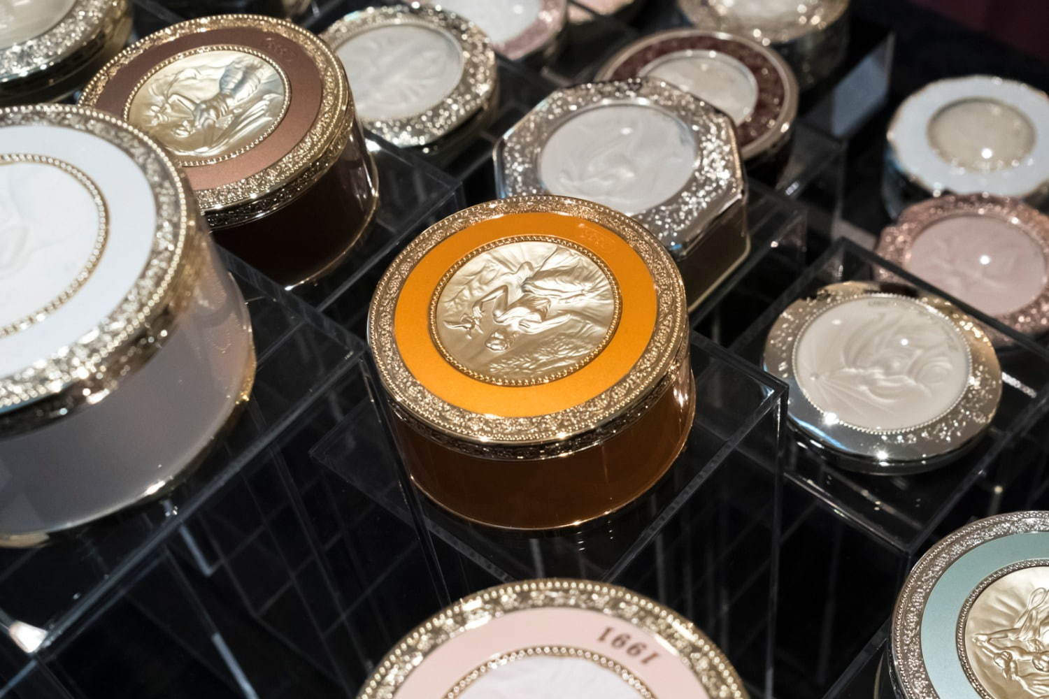 カネボウ化粧品 ミラノコレクション2020、煌めくステンドグラス×天使を