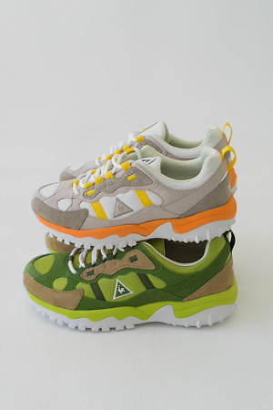 ズッカ × ルコックスポルティフのスニーカー、オレンジなどビタミン