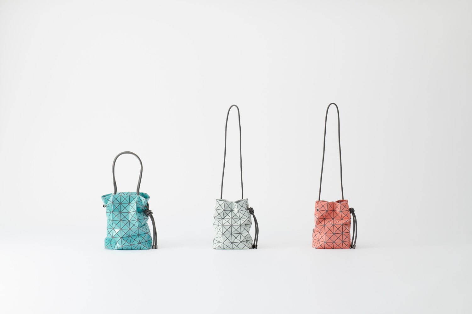 BAO BAO ISSEY MIYAKEから鏡面素材の“バイカラー”トートや巾着型バッグ