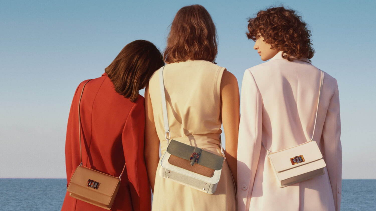 フルラ“べっこう風”のアーチロゴ付きトートや4WAYバッグ、マルチカラー