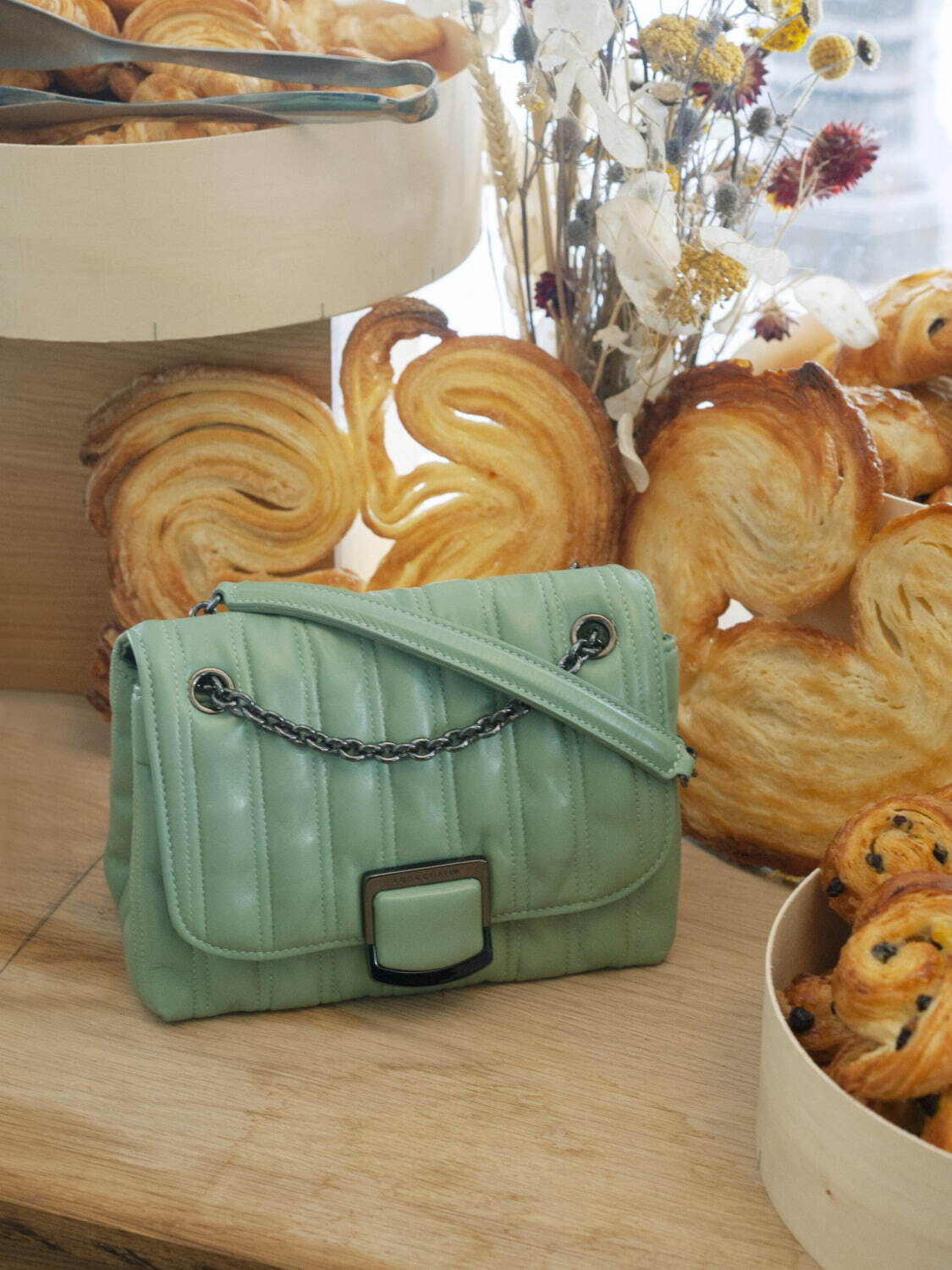 ロンシャン”ふわふわブリオッシュ”着想のキルティングバッグ、くすみ