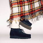 クラークス×ビームス ボーイ“ネイビー”カラーの「ワラビー」ブーツ