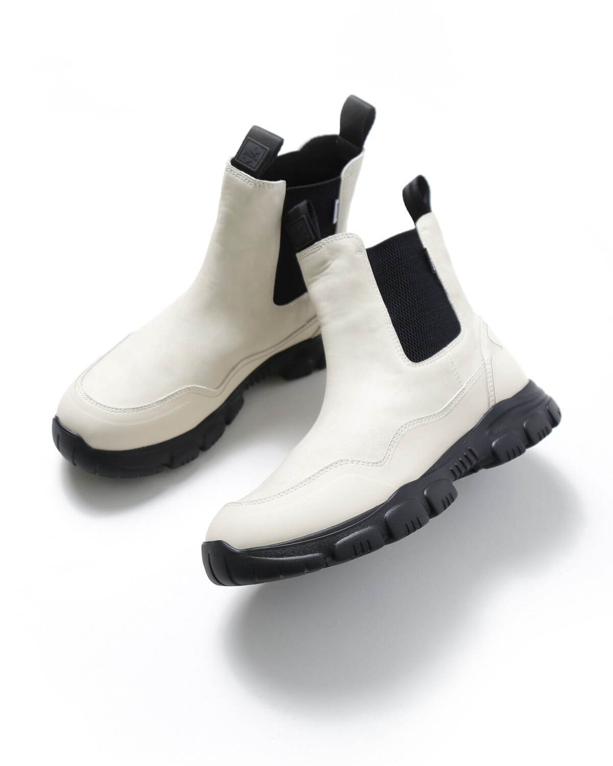 エミ×シャカのサイドゴアブーツ、クリーンなオフホワイトで - 難燃×撥