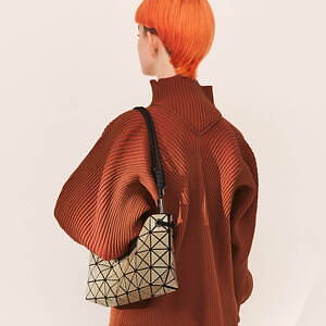 BAO BAO ISSEY MIYAKE新作、フォルムが変化する2WAYショルダーバッグ