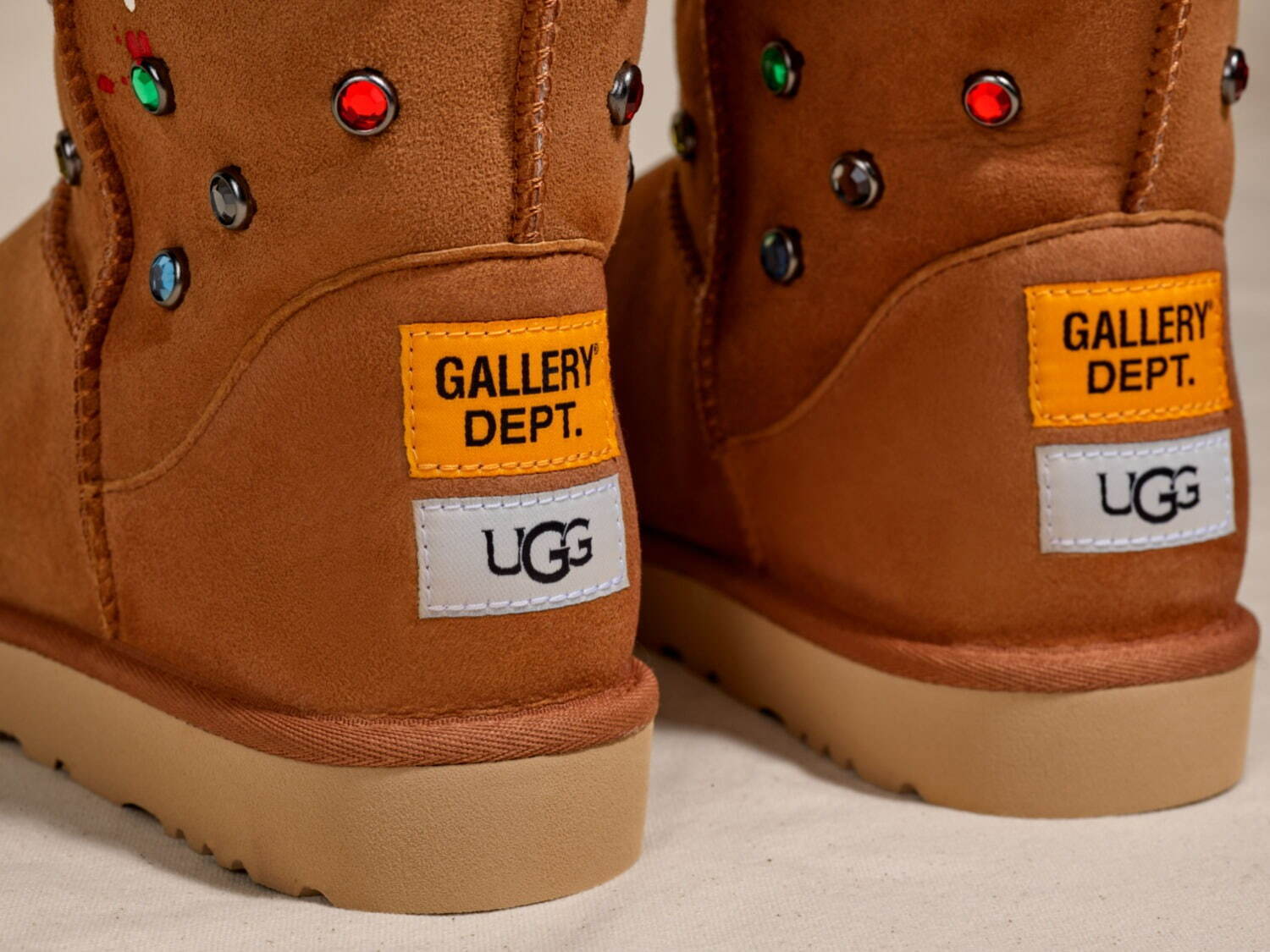 UGG“カラフルビジュー”付きブーツ＆スリッポン、米ギャラリー デプトと