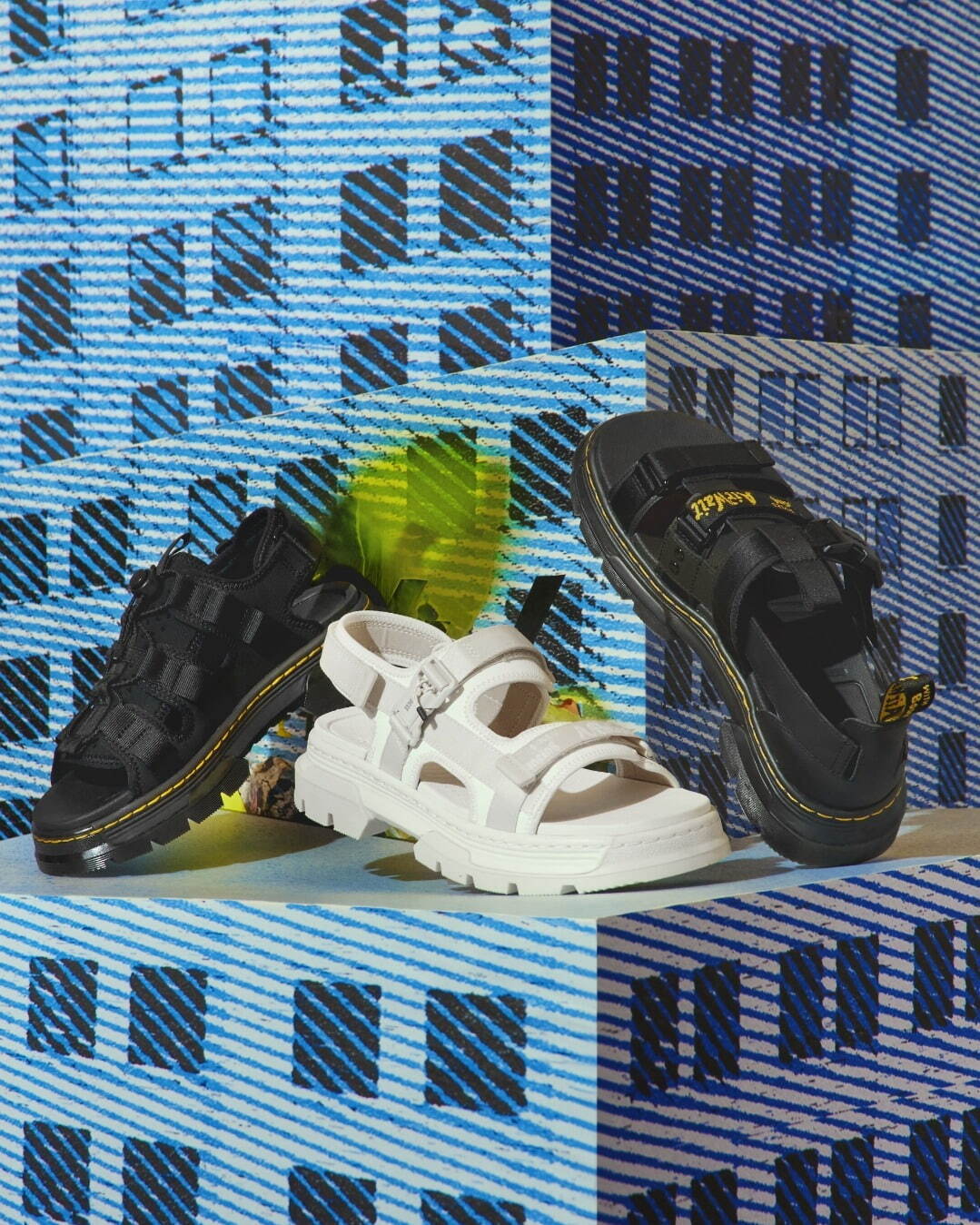 ドクターマーチン24年夏サンダル、“編み上げ”アッパーの厚底サンダル