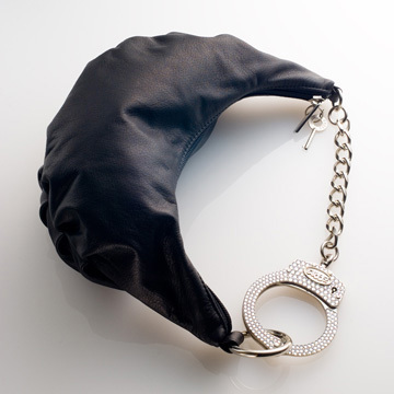 手錠バッグが人気の「カフス(CUFFZ)」- 世界第1号店が六本木ヒルズに