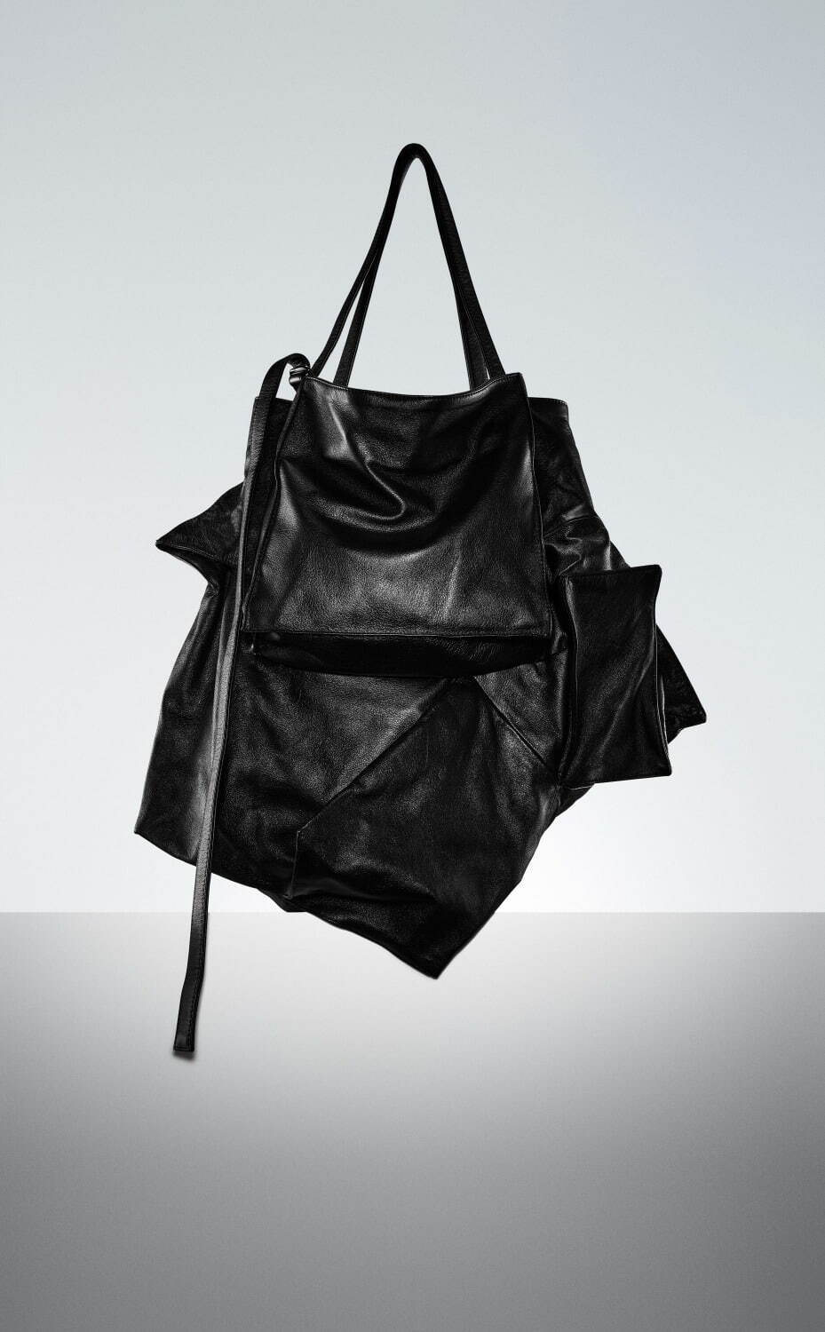 ディスコード ヨウジヤマモト24年秋冬バッグ、“箱”とドレープを