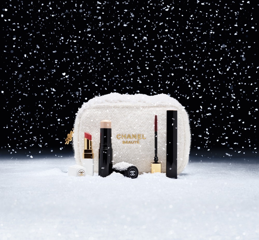 シャネル2024年クリスマスコフレ「雪の結晶チャーム」ポーチ付きメイク