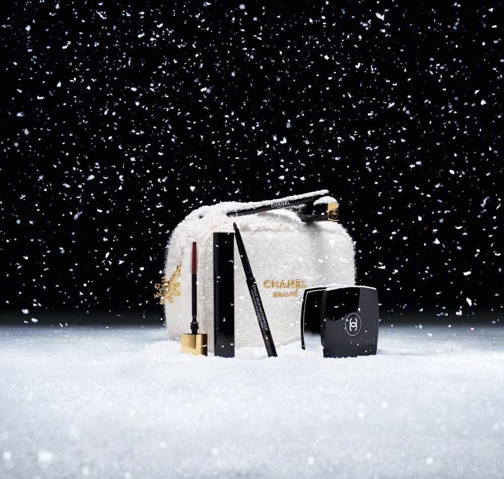 シャネル2024年クリスマスコフレ「雪の結晶チャーム」ポーチ付きメイク