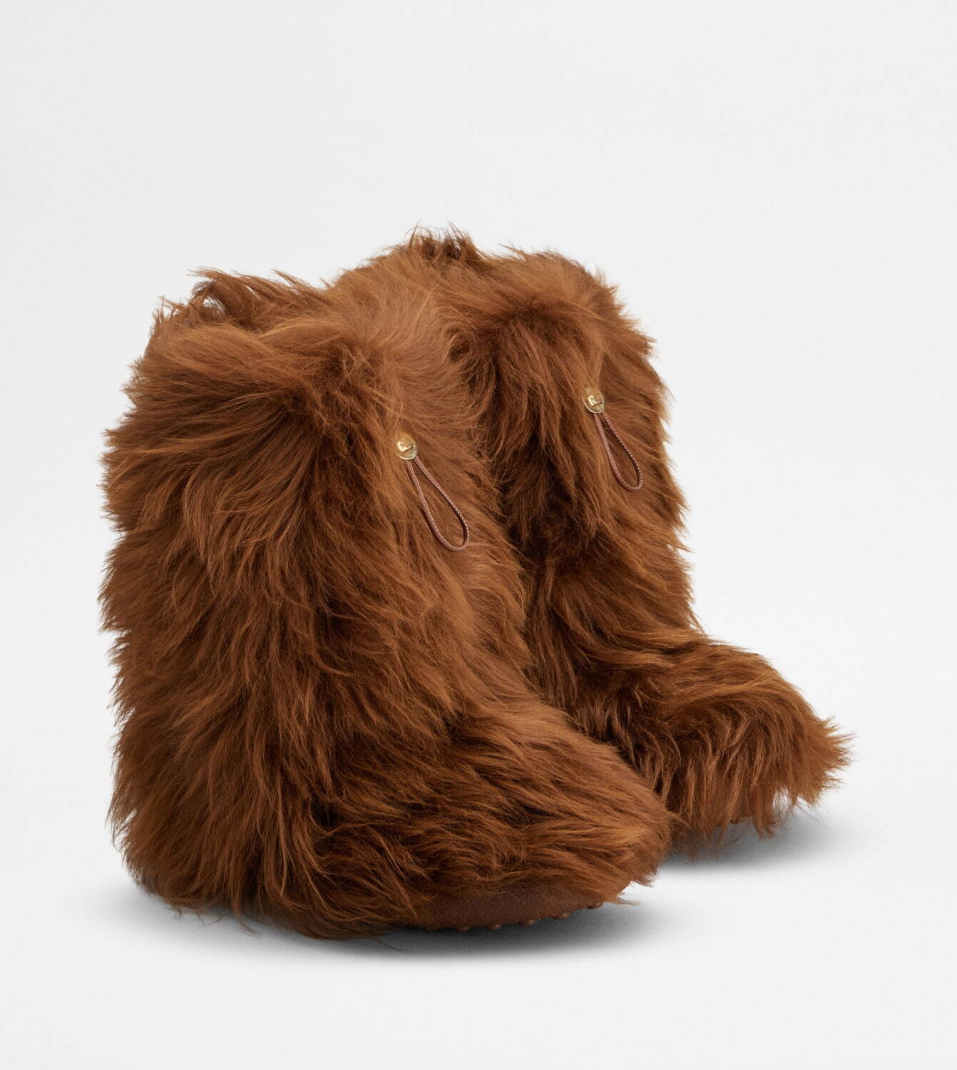 トッズ24年クリスマスシューズ、ふわふわラムファーで覆ったブーツ