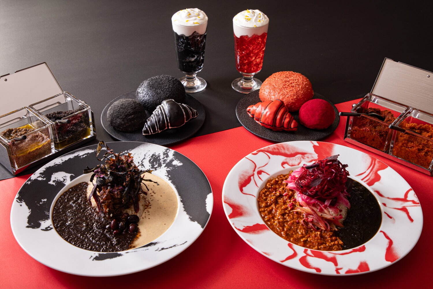 森山大道＆蜷川実花の写真鑑賞カフェが原宿に、「黒と白」「赤と黒