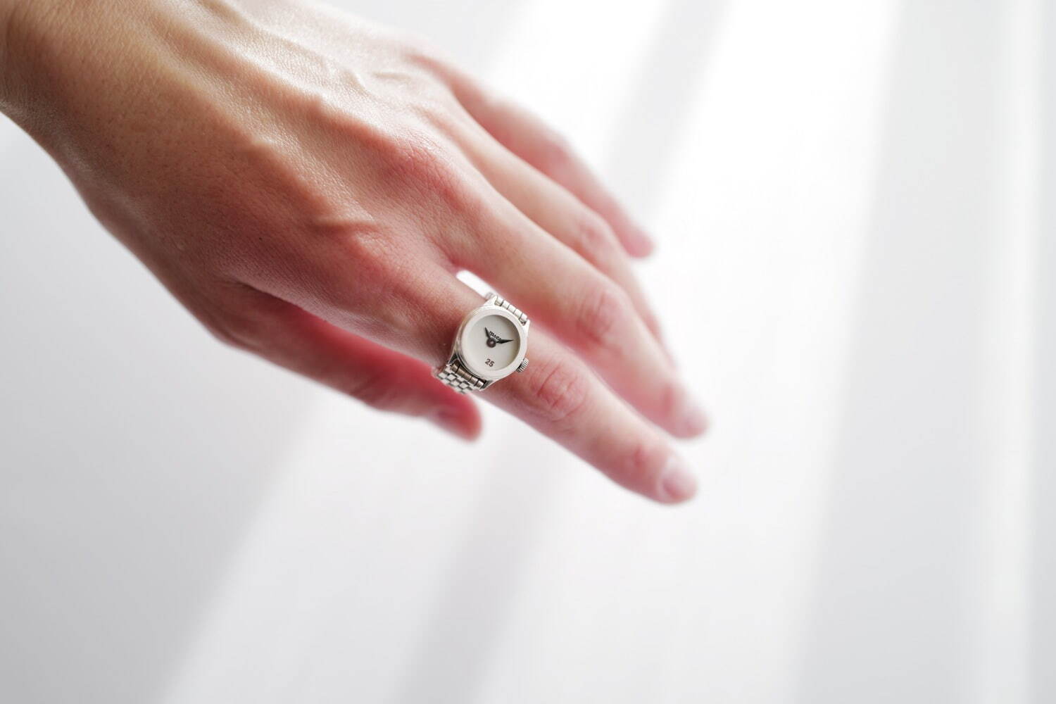 指輪感覚で身につけるモコのミニチュア指時計、インデックスが“25”だけ