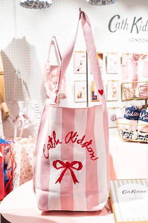 英国発「キャス キッドソン」再上陸後初の旗艦店が表参道に、リボン