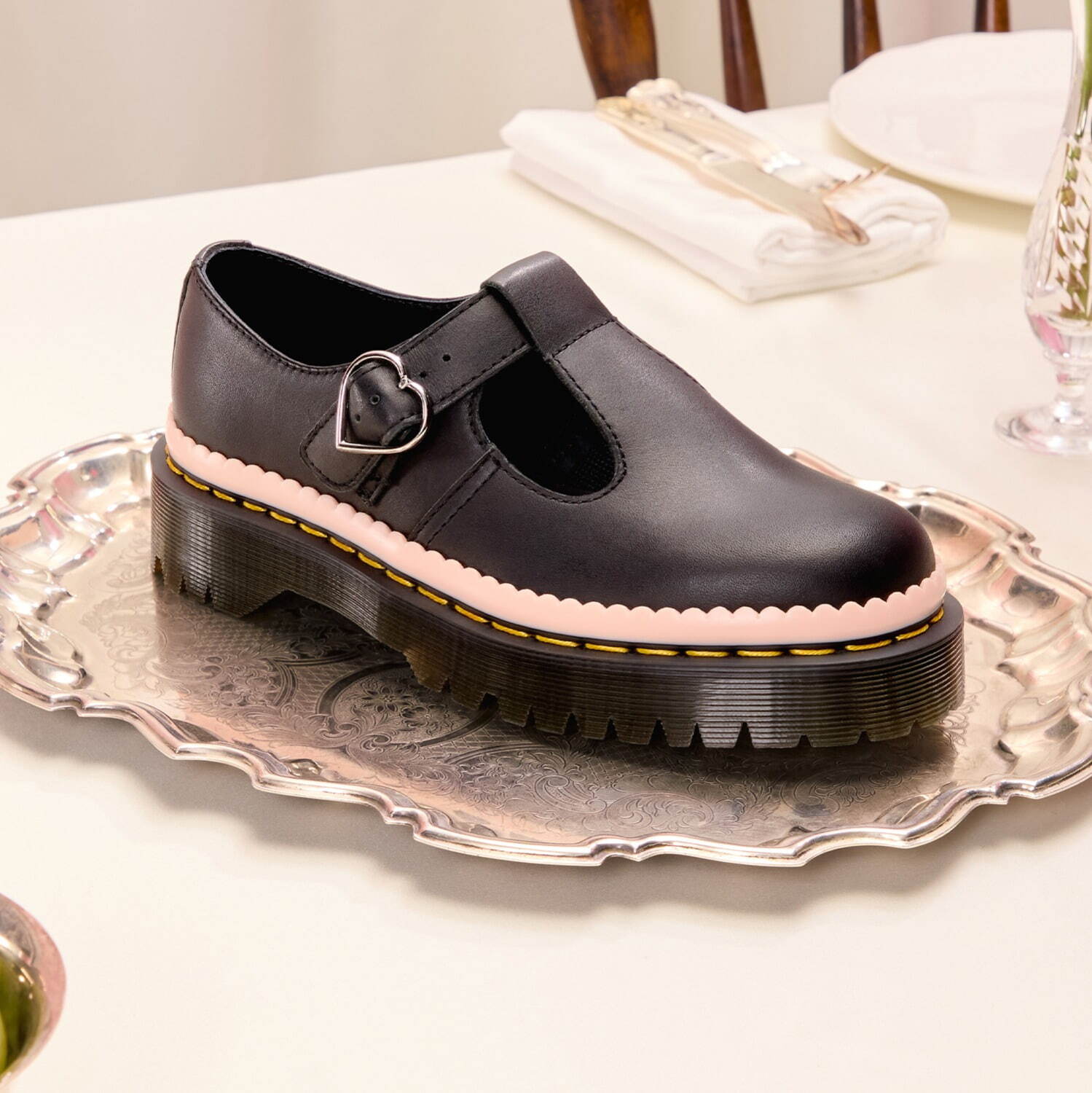 ドクターマーチン25年バレンタイン、“煌めく星×ピンクリボン”の