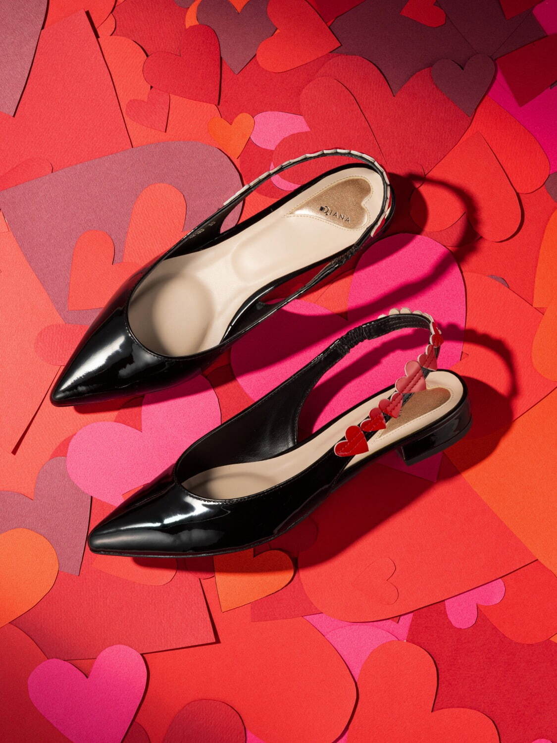 ダイアナ“切り抜きハート”パンプス＆真っ赤なハート柄スニーカーなど25