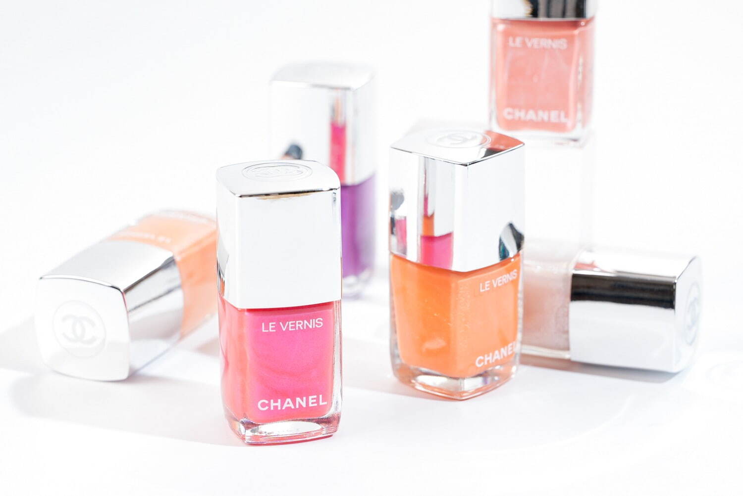 シャネルのネイル「ヴェルニ」“シルバーパール”輝く儚げピンクなど