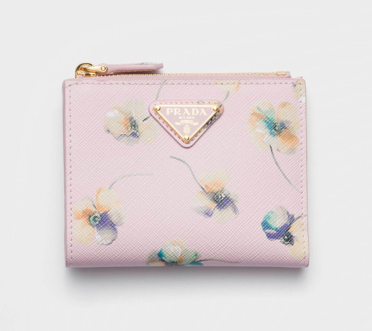 プラダのウィメンズ財布、花柄レザーの三つ折りウォレットや“くすみ