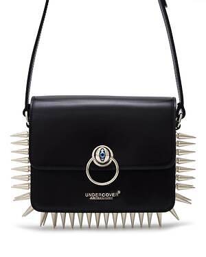 アンダーカバー“目玉”クラスプのレザーショルダーバッグ、大胆なメタル