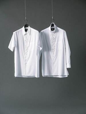 ヨウジヤマモト”多数のボタン”配した白シャツ、留め方でシルエットが