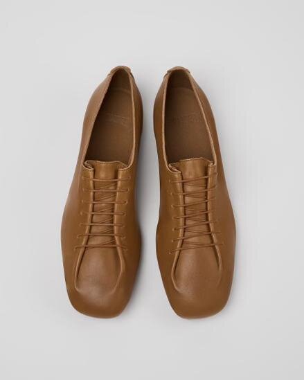 カンペール“バレエ着想”レースアップのフラットパンプス＆レザー