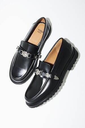 トーガ プルラ シュー25年秋冬、”ウエスタン調”メタルバックルのバレエ