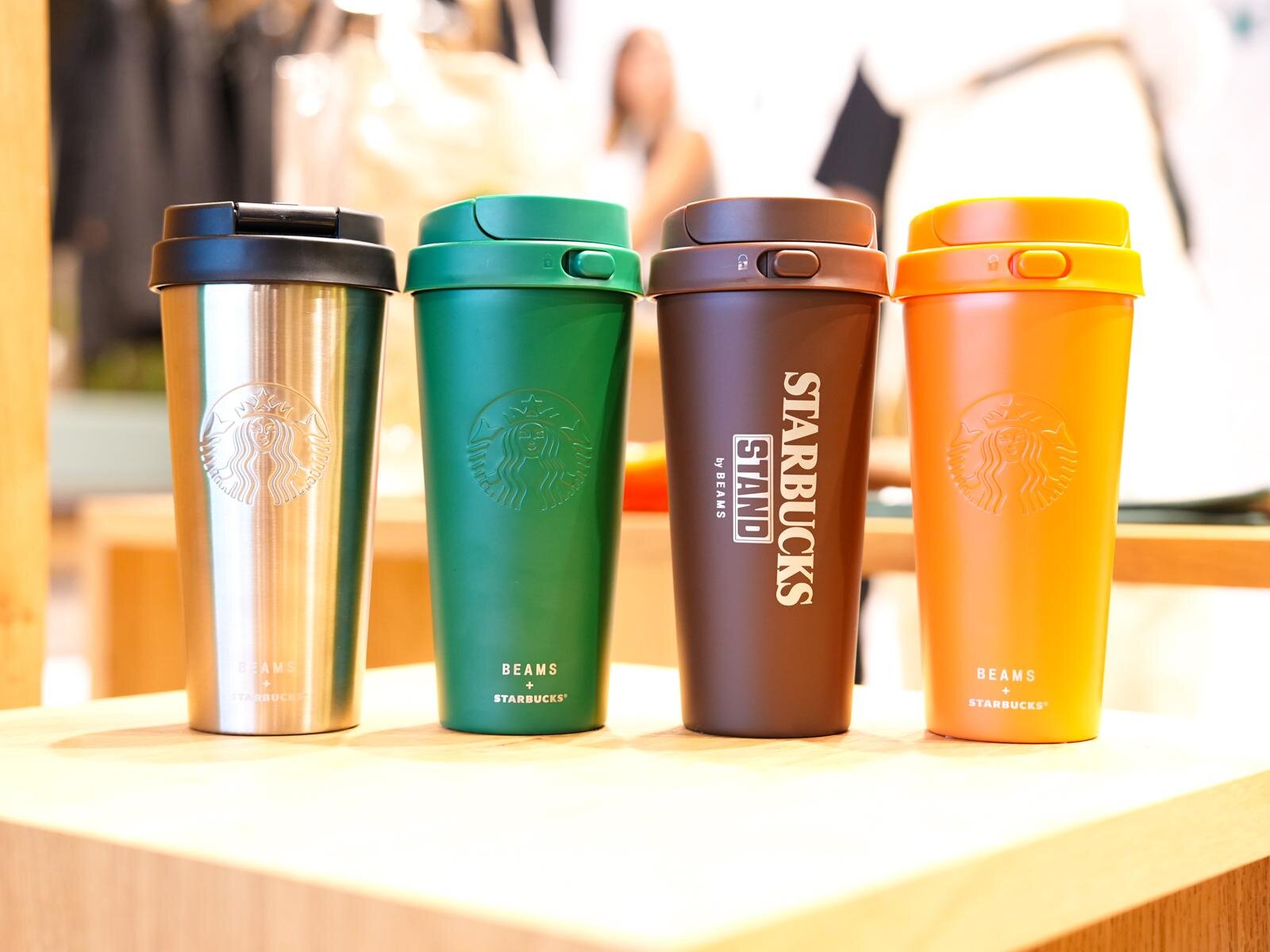 スターバックス×ビームス、“ペーパーカップ風”ボトルやコーヒー豆染め