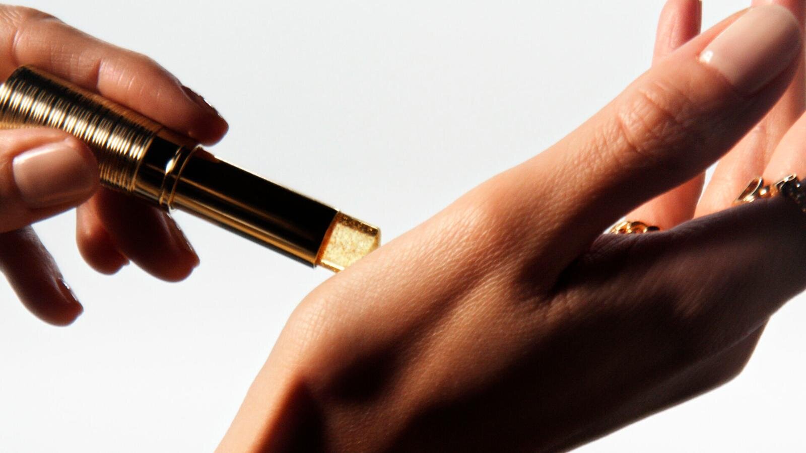 ディオール2025年冬コスメ“夢の花の香り”「ジャドール」がラメ入り