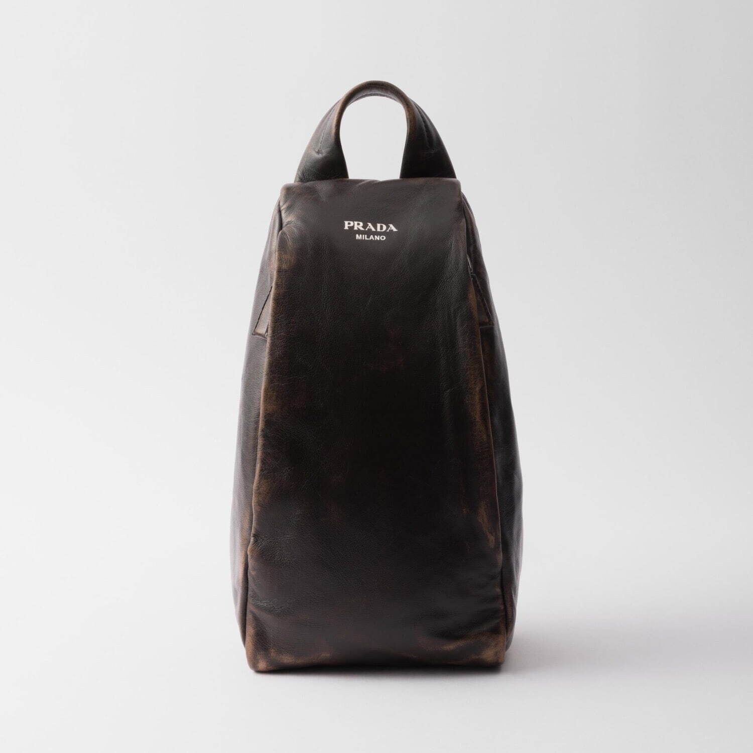 プラダ“ヴィンテージ加工レザー”のメンズバッグ、ベルト付きトート