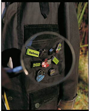 バブアー×クロックス、“タータンチェック柄”クロッグサンダルや