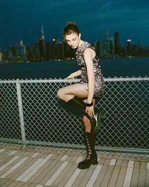 マーク ジェイコブス×ドクターマーチン“バックル”並ぶレザーブーツ