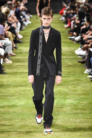w300_diorhomme_18ss_01.jpg