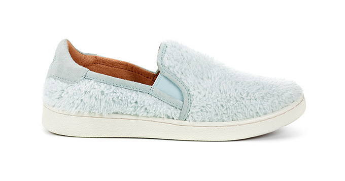 UGGの新作スニーカー「リッチ」シープスキンファー風の“もこもこ