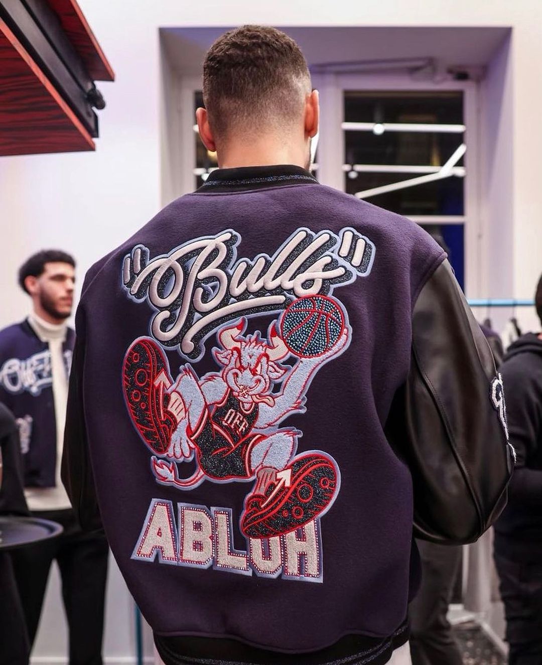 海外 2/2 発売】OFF-WHITE × Chicago Bulls “Varsity jacket” (オフ