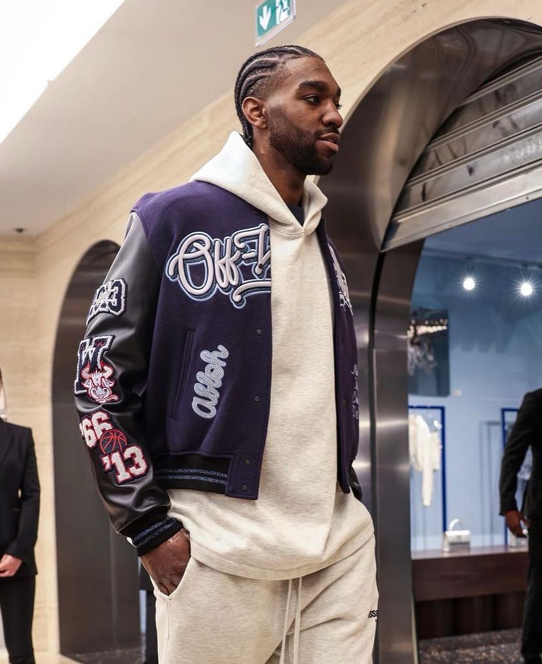 海外 2/2 発売】OFF-WHITE × Chicago Bulls “Varsity jacket” (オフ