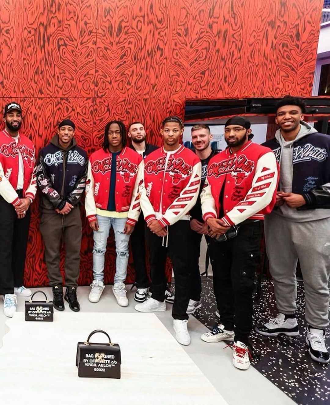 海外 2/2 発売】OFF-WHITE × Chicago Bulls “Varsity jacket” (オフ