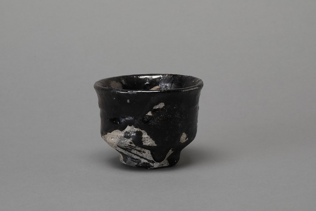 引出黒ぐい呑 | 酒器 | ギャラリー器館
