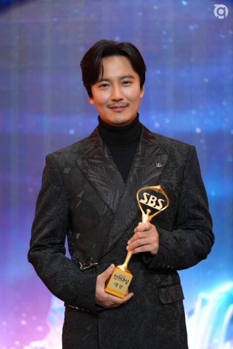キム・ナムギル、“信じて見られる俳優”の真価…SBS演技大賞受賞