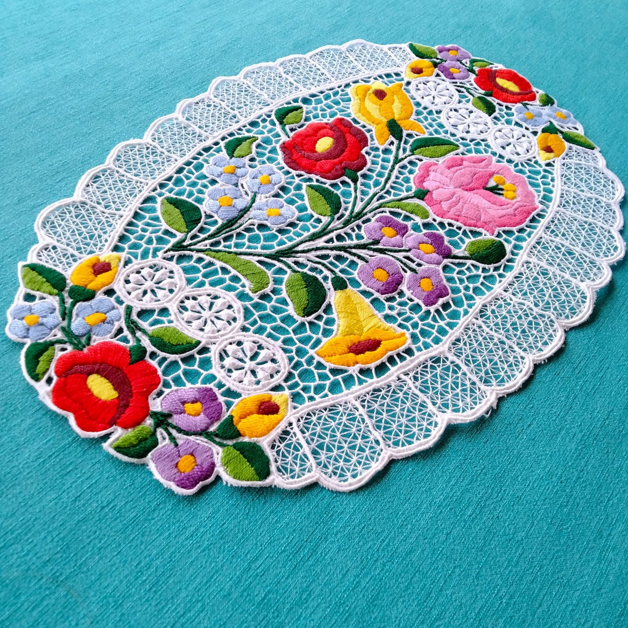 ドイリー レース 楕円 35 × 24cm - カロチャ刺繍