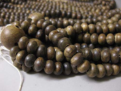 沈香の数珠を原木からお作りしました | 香源