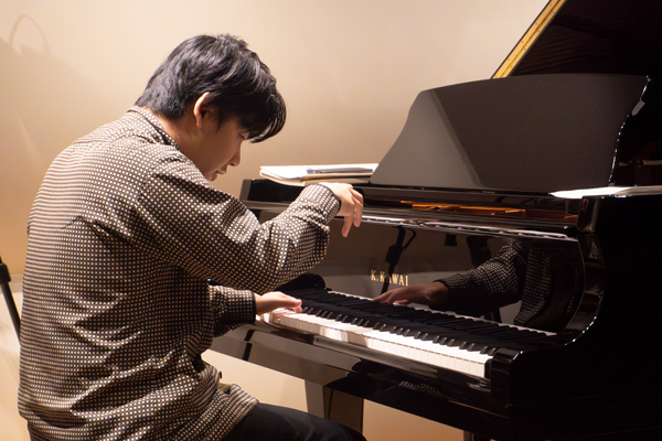 佐川和冴さんが語るピアノへの想いとグランドピアノGXの魅力｜読み物