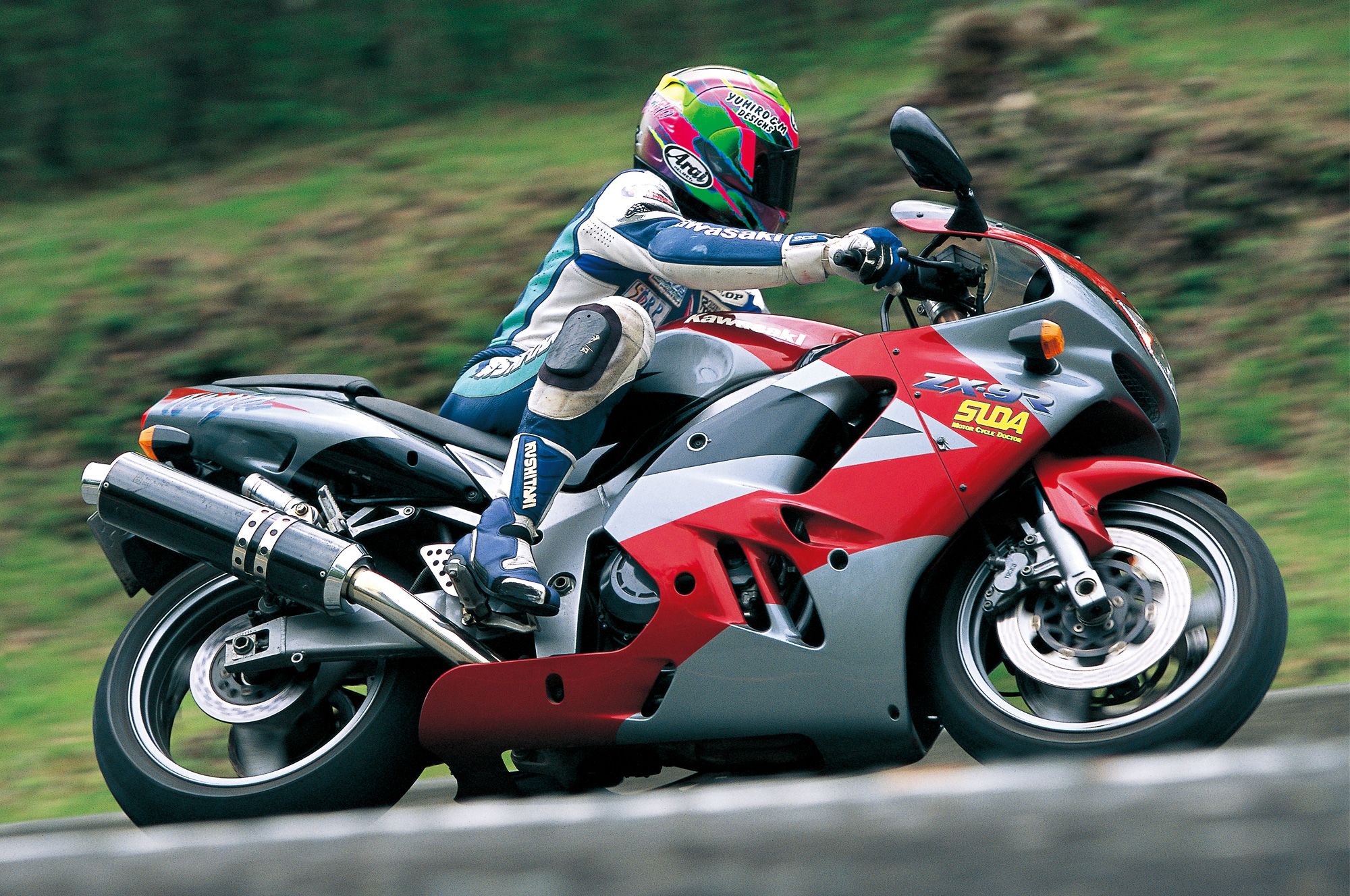 ZXシリーズの礎を築いたコーナリングマシン／ZX-9R(B) | 試乗・車両