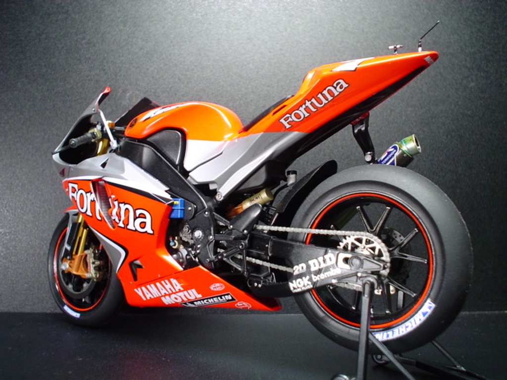 ④ テスト車両 ヤマハYZR-M1 #7カルロスチェカ カーボン風外装