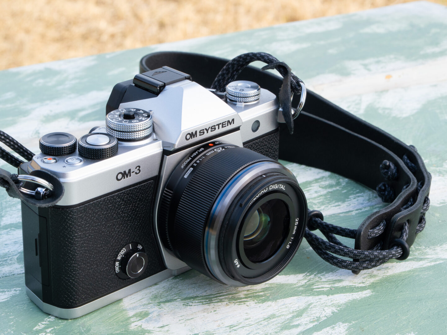 スタイリングの古さが斬新な最新鋭ミラーレス一眼！？ OM SYSTEM OM-3