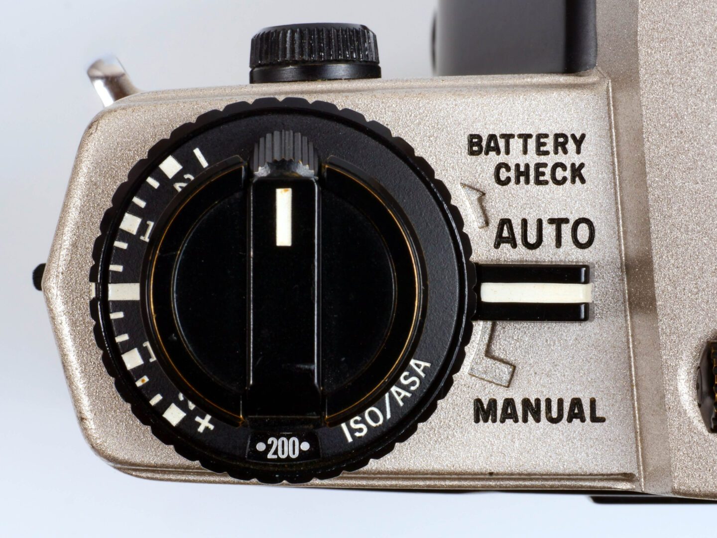 映画の中の、あのカメラ｜06 007/消されたライセンス(1989) オリンパス