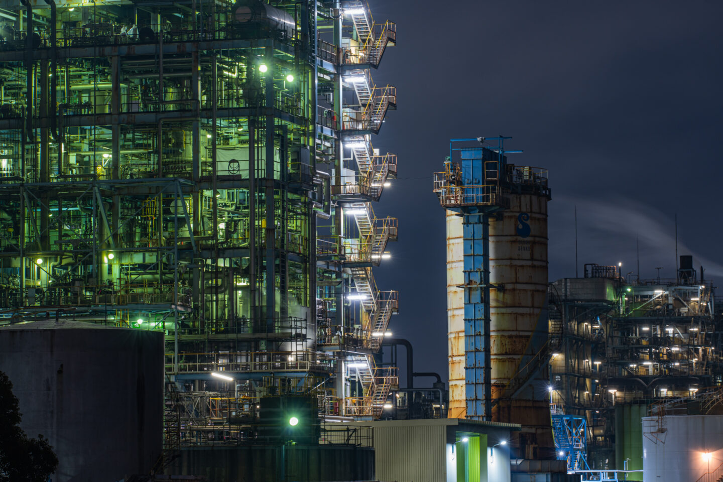 タムロン 70-180mm F/2.8 Di III VXD レビュー｜工場夜景は高解像望遠