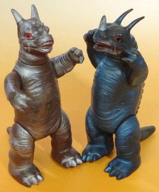 東京都小金井市にて、地底怪獣パゴスと透明怪獣ネロンガの怪獣ソフビを